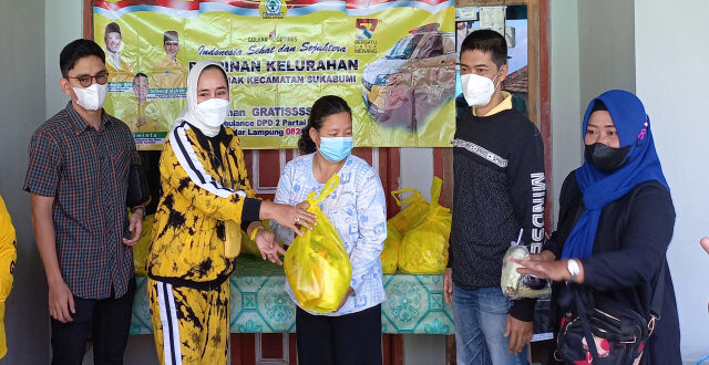 Ketua IIPG Lampung Riana Sari Arinal Bagikan Paket Sembako di Enam Lokasi di Bandarlampung