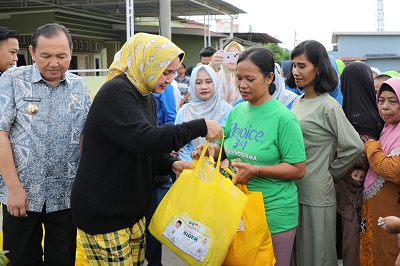Riana Sari Arinal Bagikan Sembako Program Siger kepada Warga Terdampak Banjir di Kampung Tanjung Jati, TBB, Bandarlampung