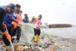 Pj. Gubernur Lampung Bersama Masyarakat Aksi Bersih-bersih Pesisir Pantai