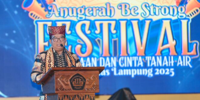 Pj. Gubernur Lampung Serahkan Anugerah Be Strong pada Festival Kebudayaan Universitas Lampung 2025