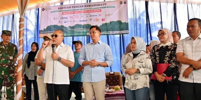 Menko Bidang Pangan RI Salurkan Bantuan Bibit Pertanian dan Bahan Pangan Untuk Korban Banjir di Lampung Selatan