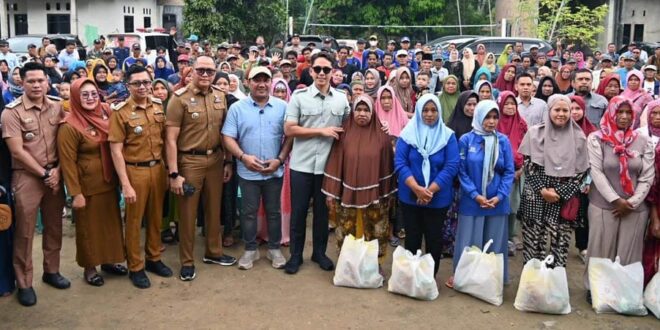 Pj Sekda Lampung Selatan Dampingi Bupati Terpilih Salurkan Bantuan Untuk Korban Banjir di Sragi