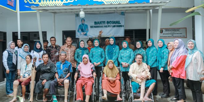 Ketua TP PKK Provinsi Lampung Ibu Purnama Wulan Sari Mirza Serahkan 15 Paket Kaki Palsu kepada Penerima Manfaat
