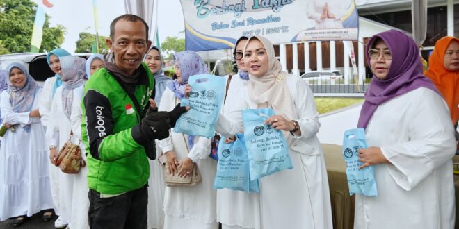 Semangat Ramadan, TP PKK dan DWP Provinsi Lampung Berbagi Takjil Meski Sempat Diguyur Hujan