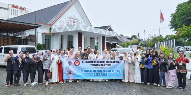 Dipimpin Purnama Wulan Sari Mirza, Dekranasda Provinsi Lampung Berbagi 1.500 Takjil di Bulan Ramadan