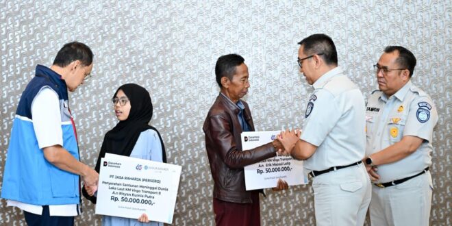 Jasa Raharja Serahkan Santunan kepada Dua Ahli Waris Korban KM Virgo Transport 8 di Jawa Barat